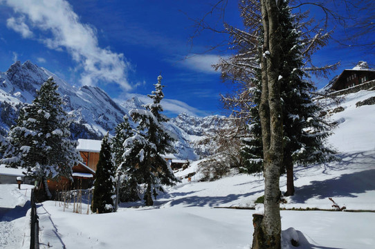 陽光明媚的冬日白雪覆蓋的高山村莊；