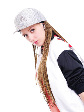 用編織物聽音樂在白色背景的少女