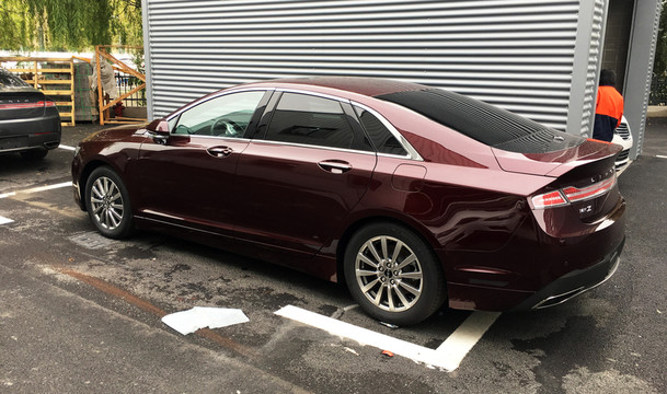 酒紅色美國進(jìn)口高級轎車