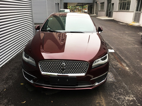 酒紅色美國進(jìn)口高級轎車