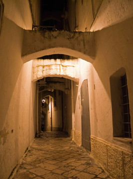 夜間小巷。莫諾波利。Apulia。