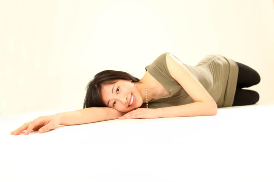 年輕可愛(ài)的亞洲女人