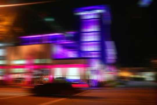 模糊的夜晚五顏六色的燈光在邁阿密海灘