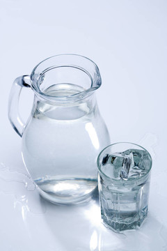 玻璃里的新鮮水和冰塊