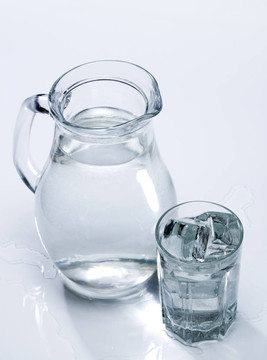 玻璃里的新鮮水和冰塊