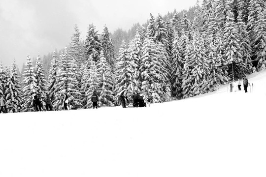 滑雪者在山腰