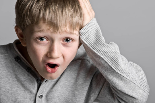 可愛的小孩帶著愚蠢的表情?。?！