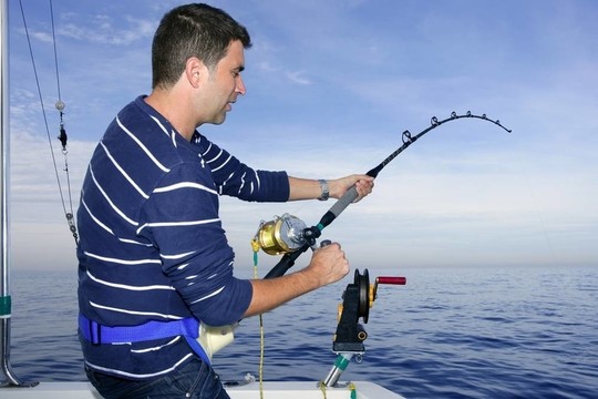 釣魚(yú)漁夫斗大的魚(yú)桿和卷軸