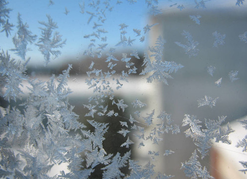 冬季窗上的雪紋