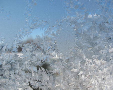 冬季窗上的雪紋