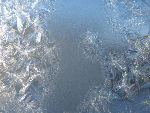 冬季窗上的雪紋