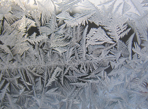 冬季窗上的雪紋