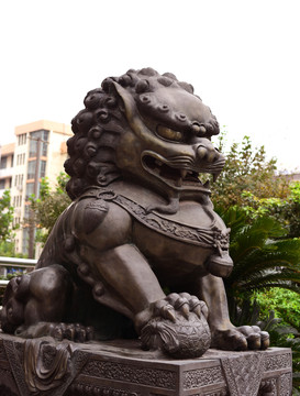 威武的銅獅雕塑