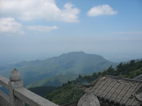山巔一角