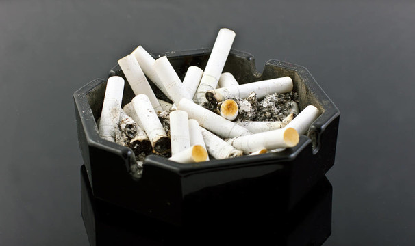 在黑色表cigaretes黑煙灰缸
