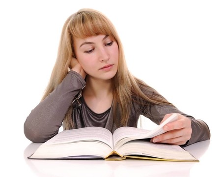 年輕婦女閱讀書