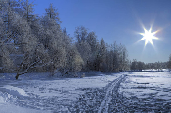 雪滑雪道和太陽(yáng)