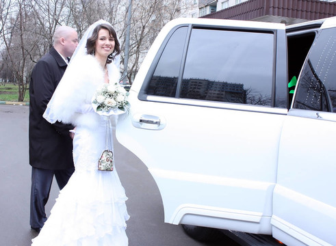 剛剛結(jié)婚不久的豪華轎車