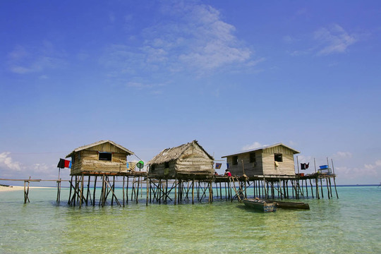 Bajau Laut的浮村