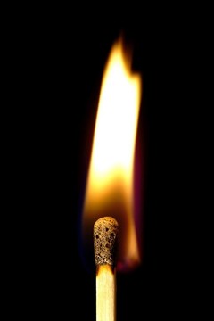在黑色背景上燃燒的比賽