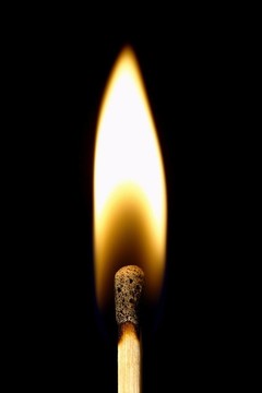 燃燒的火柴垂直構(gòu)圖