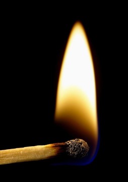 在黑色背景上燃燒的比賽