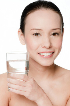 年輕漂亮的女人拿著一杯水