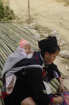 黑苗族婦女和嬰兒