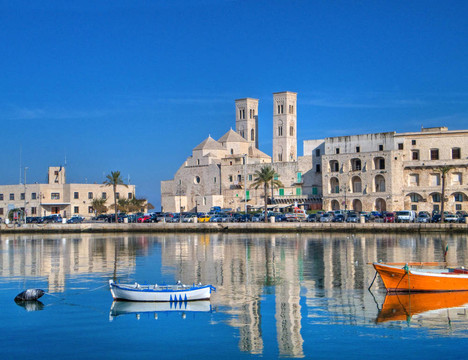莫爾費(fèi)塔旅游港景觀。Apulia。