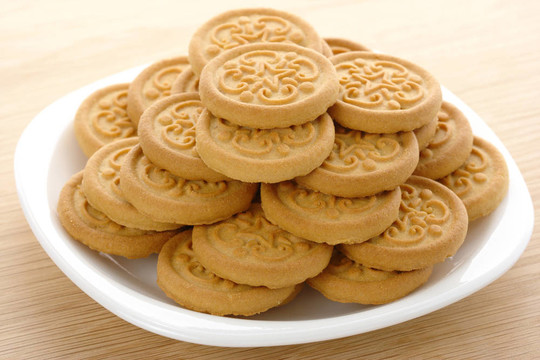 盤子上的黃色餅干