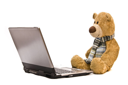 Teddy Bear和現(xiàn)代銀筆記本電腦