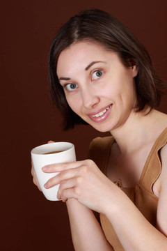 女子拿著咖啡杯