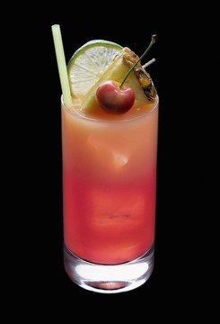 Mai Tai cocktail在一個黑色的背景