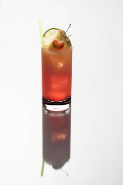 Mai Tai cocktail的白色背景與反射