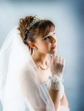 新娘穿著優(yōu)雅的白色婚紗