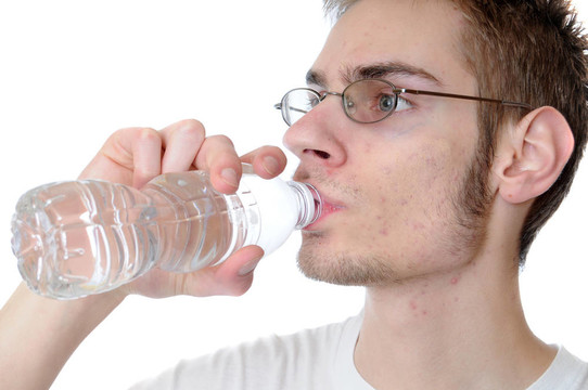 男子飲用瓶裝水