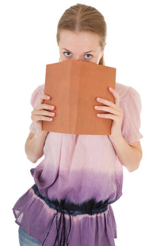 女孩拿著一本書