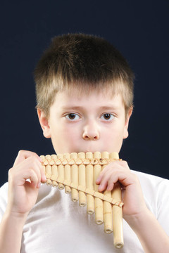 白衣少年玩Panflute