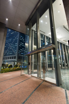 在香港夜晚的現(xiàn)代建筑入口