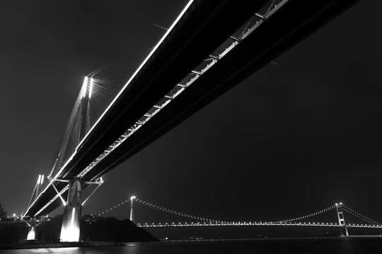 在夜晚的香港橋