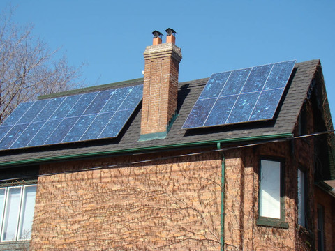 屋頂上的太陽能電池板