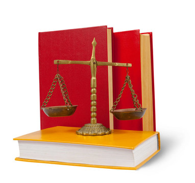 法律書籍之上的正義之秤