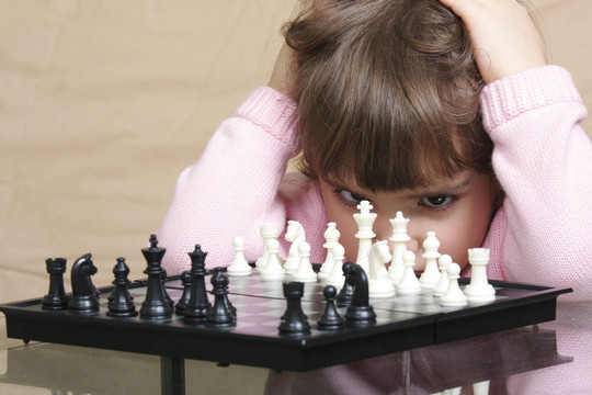 女孩下棋的思考