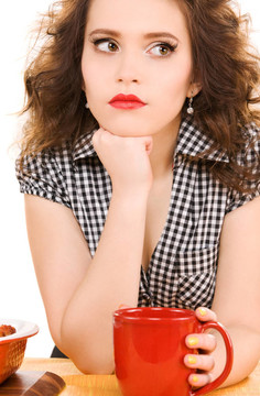 年輕漂亮的女人在廚房里