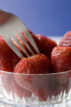叉子和草莓。