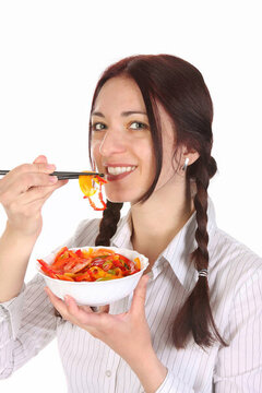 美女用筷子吃飯