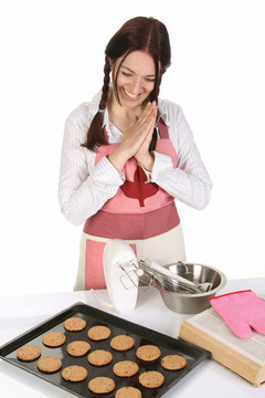 美麗的家庭主婦完成蛋糕
