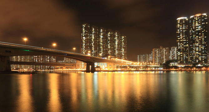 住宅公寓樓在香港的夜晚