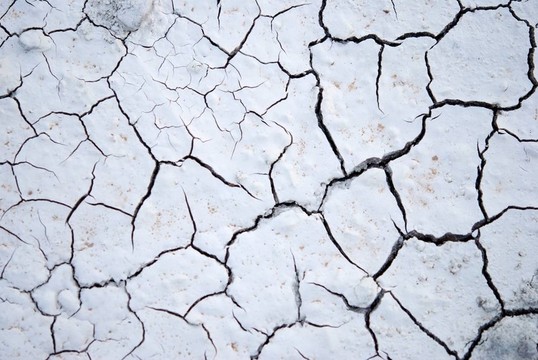 破碎的白漆水坑