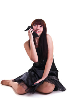穿黑裙子的女人